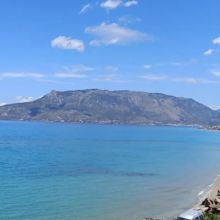 شقة On The I - Beachfront Family Corinth